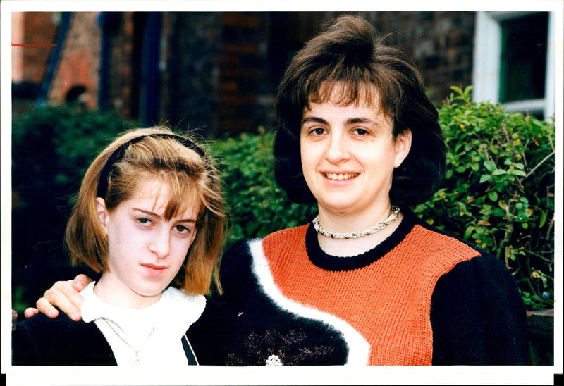 MRS LEAH KAUFMAN PICTURED WITH GRANGE AVENUE CAR PHOTOGRAPHED PRESS FAMILY - Vintage Photograph