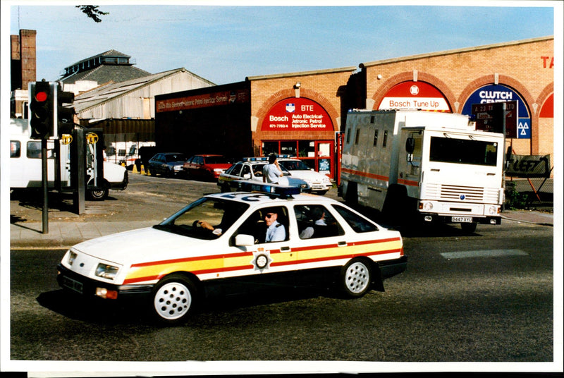 1991 AMED POLICE CONTINUE THE REMOVAL TOP SECURITY TONY PRIME CAR LEADING - Vintage Photograph
