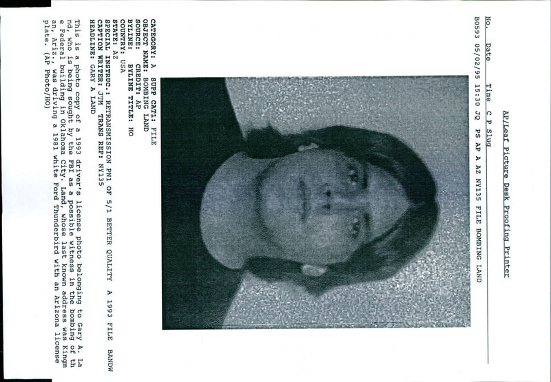 1995 GARY BEING SOUGHT THE FBI WHITE WRITER KNOWN USA TITLE - Vintage Photograph