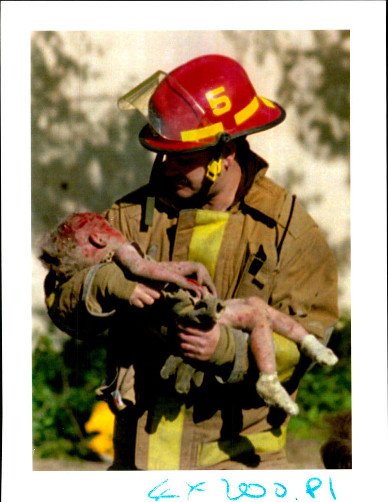 1995 OKLAHOMA CITY FIREFIGHTER CARRIES CHILD INJURED USA WRITER CHARLES - Vintage Photograph