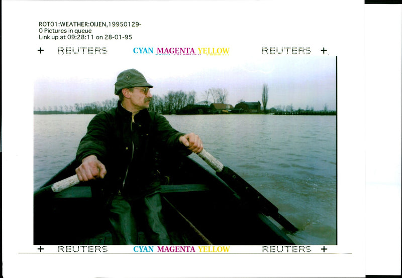 1995 ROTO WEATHER OIJEN PICTURES QUEUE LIN LOUIS KELLENAERS WRITER COUNTRY - Vintage Photograph