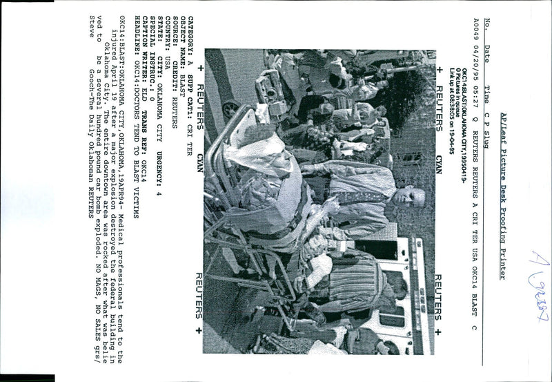 1995 GREAT LEFT PICTURE DESK PROOFING PRINTER STEVE GOOCH USA CAR WRITER - Vintage Photograph