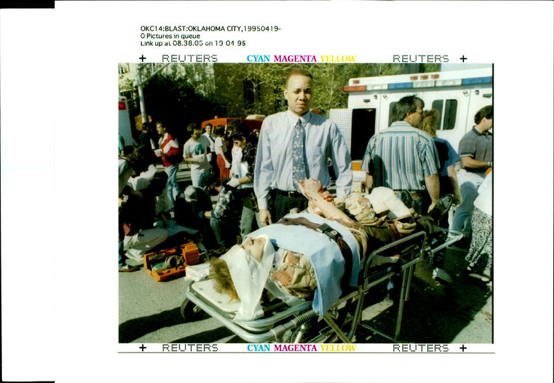 1995 GREAT LEFT PICTURE DESK PROOFING PRINTER STEVE GOOCH USA CAR WRITER - Vintage Photograph