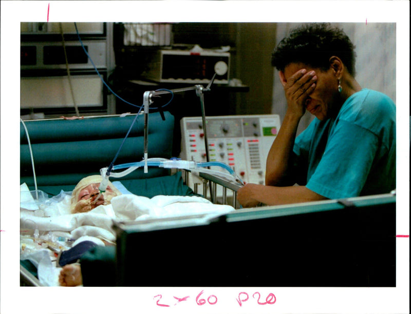 1995 MONTHOLD ALLEN RECOVERS FROM BURNS AND INJURIES SUFFERE STAR USA WRITER - Vintage Photograph