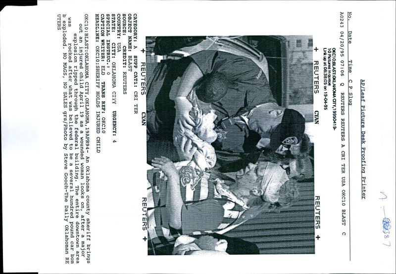 1995 OKLAHOMA COUNTY SHERIFF BRINGS OUT INJURED STEVE GOOCH USA CAR WRITER - Vintage Photograph