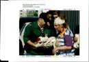 1995 OKLAHOMA COUNTY SHERIFF BRINGS OUT INJURED STEVE GOOCH USA CAR WRITER - Vintage Photograph