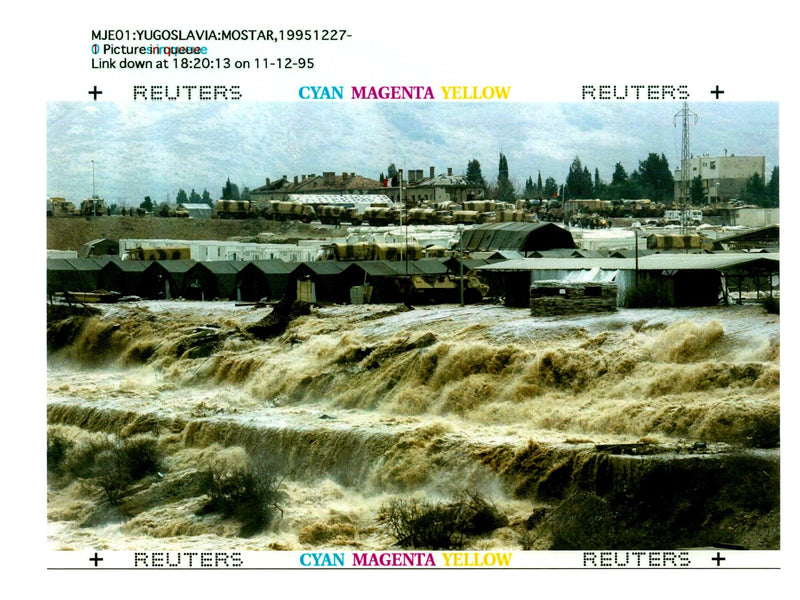 1995 BOSNIAS FIVAL FACTIONS ARE ERIC GAILLARD WAR WRITER FRENCH COUNTRY ARMY - Vintage Photograph