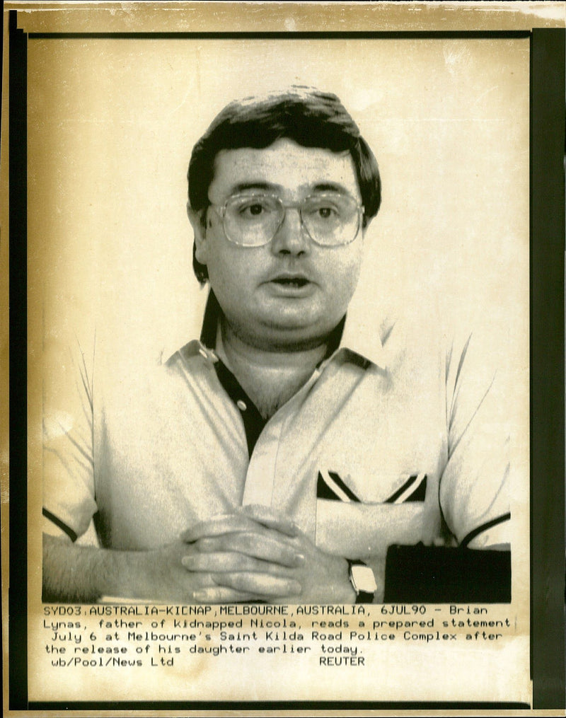 1990 NICOLA LYNAS FATHER BRIAN READS PREPARED STATEMENT POLICE DAUGHTER - Vintage Photograph