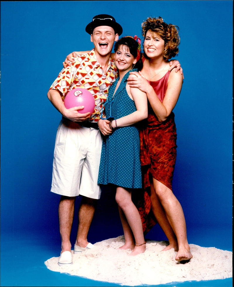 1993 EMMA WRAY CENTRE BRENDA HOLIDAY TERRY PERRY FENWICK IMAGE TELEVISION - Vintage Photograph