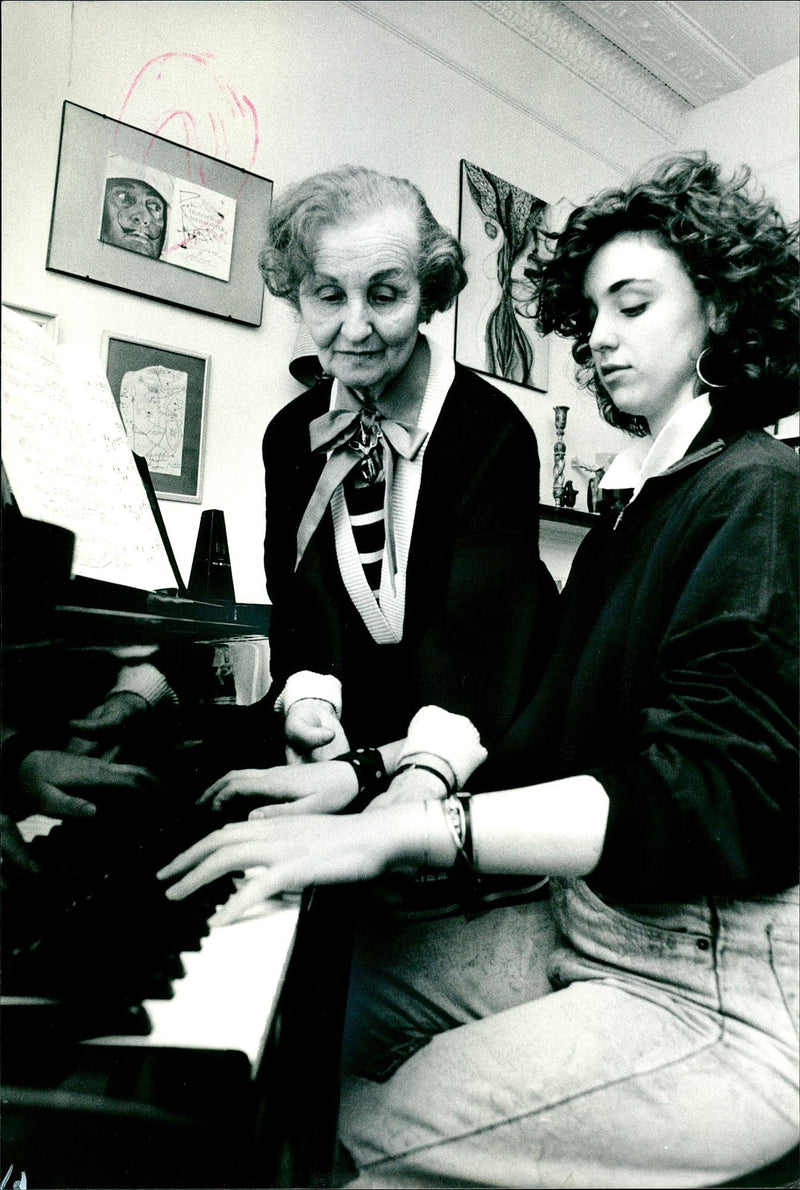 1987 PROF GRINDEA WITH PUPIL RACHEL LASSERSON OVERCOMING STAGE PUBLISHED CONCERT - Vintage Photograph