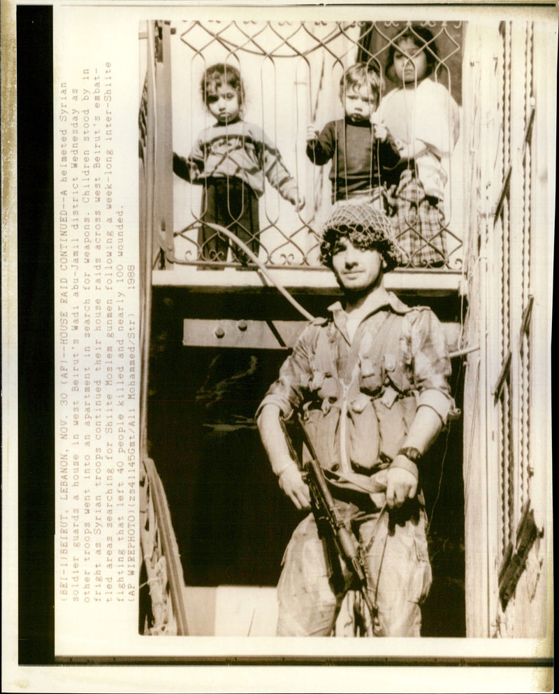 1988 BEI BEIRUT LEBANON NOV CAP HOUSE RAID CONTINUED HEIMETED ALI MOHAMMED - Vintage Photograph