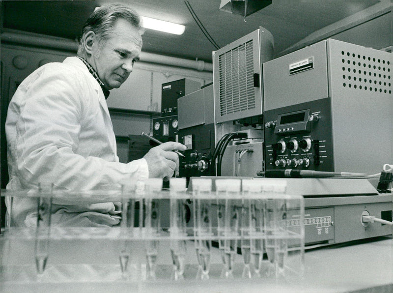 Viaut's Lidum examines the presence of metals in blood - Vintage Photograph