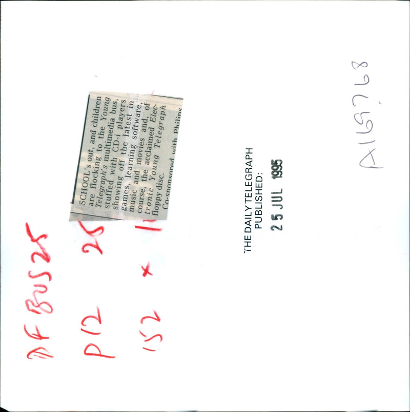 1995 YOUNG TELEGRAPHS MULTIMEDIA BUS STUFFED WITH PLAYERS MUSIC PUBLISHED - Vintage Photograph