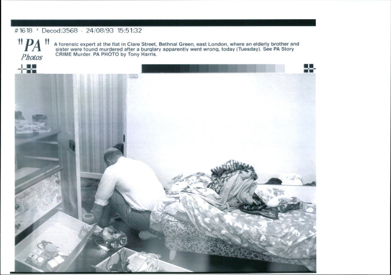 1993 ELDERLY BROTHER AND SISTER WERE FOUND MURDERED AFTER BURGLA TONY HARRIS - Vintage Photograph