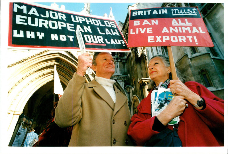 ANIMAL RIGHTS DEMO OUTSIDE THE HIGH COURT YESTERD EDDIE MULHOLLAND BRITAIN - Vintage Photograph