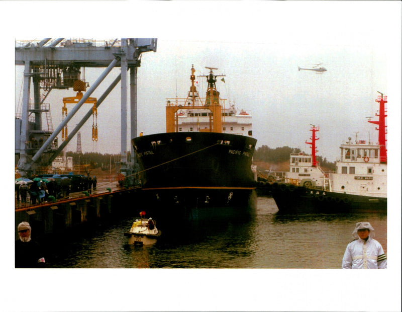 1995 TUGBOATS PUSH THE PACIFIC PINTAIL TOWARD TITLE WRITER POLICE COUNTRY - Vintage Photograph
