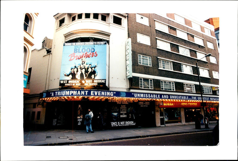 WILLY RUSSELLS BLOOD DROTHERS BRINGS THE AUDIENCE CHEERING ITS FEET - Vintage Photograph