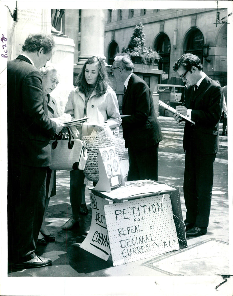 ANTI DECIMAL GROUP COLLECTING SIGNATURES OUTSIDE THE ROYAL EXCHANGE LONDON - Vintage Photograph