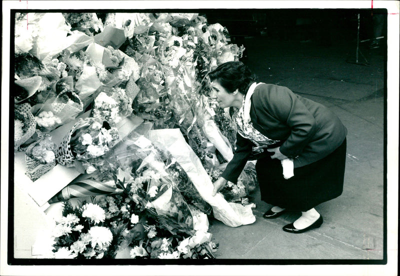 MEMBERS THE PUBLIC CONTINUE BRING LILIES ROSES CARNATIONS WHITE DIED - Vintage Photograph