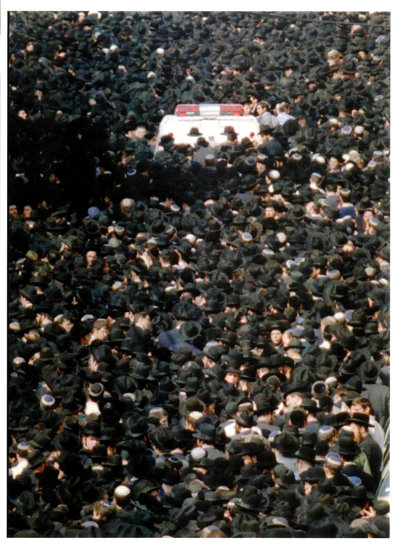 1995 THOUSANDS ULTRA ORTHODOX JEWS JEROME DELAY TITLE WRITER COUNTRY DIED - Vintage Photograph