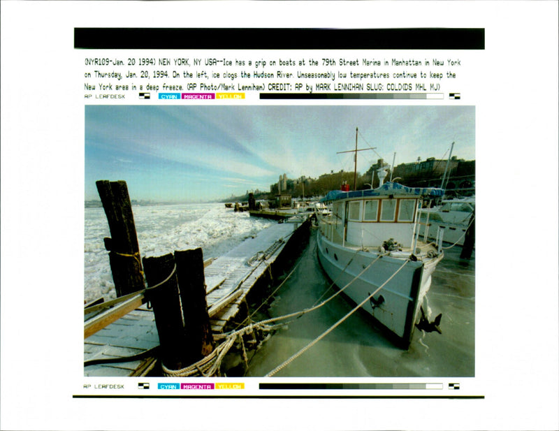 1994 UNSEASONABLY LOW TEMPERATURES CONTINUE KEEP THE NEW MARK LENNIHAN USA - Vintage Photograph