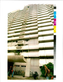 1995 TWO GIRLS AGED AND LEAPT THEIR FRANK LEONHARDT POLICE WRITER COUNTRY - Vintage Photograph