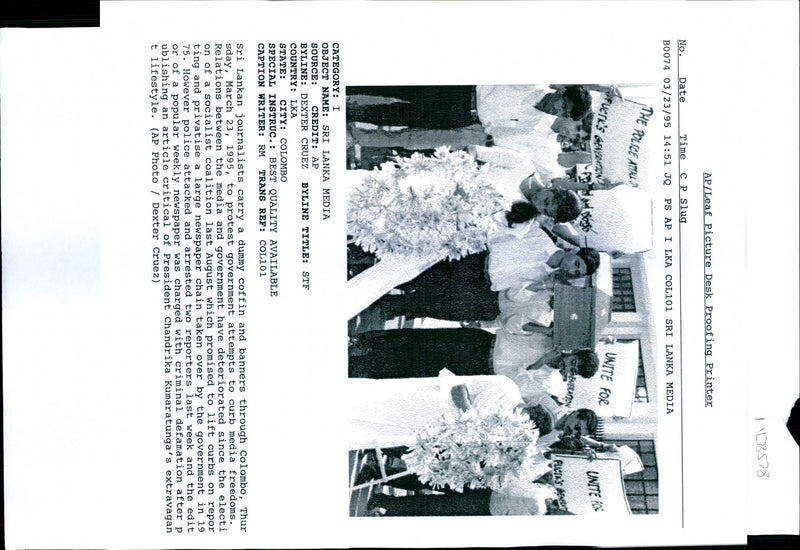 1995 RELATIONS BETWEEN THE MEDIA AND GOVERNMENT HAV TITLE WRITER POLICE PRESIDENT - Vintage Photograph