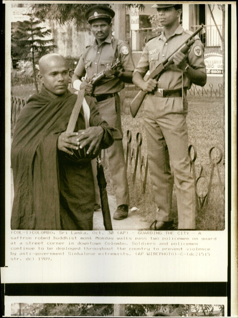 1989 SOLDIERS AND POLICEMEN CONTINUE DEPLOYED THROUGHOUT THE COUNTR COUNTRY - Vintage Photograph