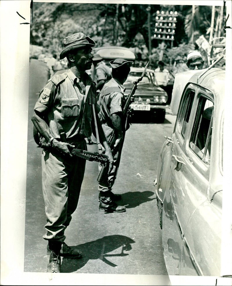 CEYLONESE TROOPS ARMED WITH SUB MACHINE GUNS AND BAYONETS SEARCHE PRESS - Vintage Photograph