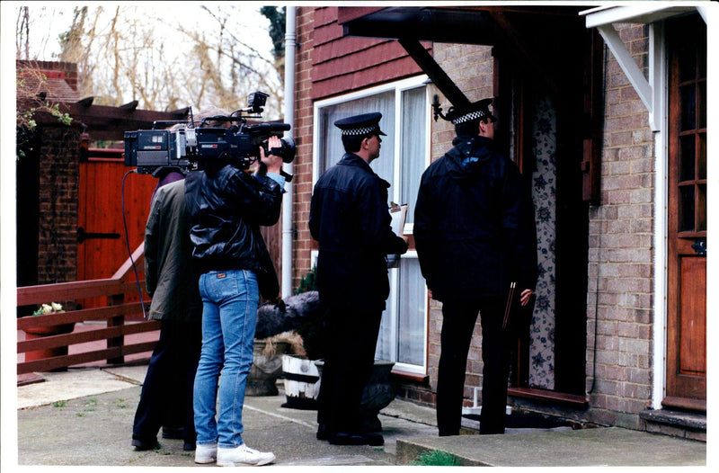 POLICE ARE INVESTIGATING THE MURDER CLAIRE TIMWAN NAN CHRIS LAURIS - Vintage Photograph