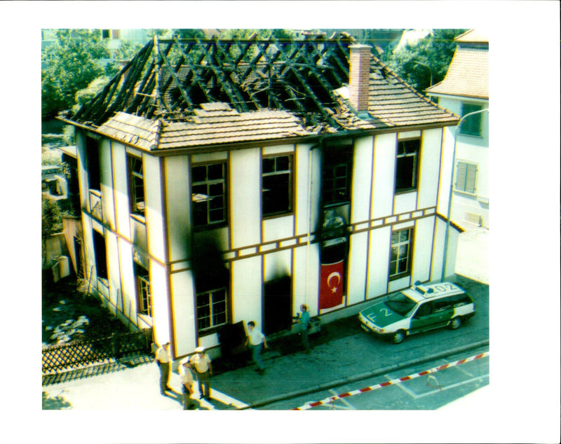 1994 THE BUILDING WAS SET AFIRE UNKNOWN ARSONISTS POLICE WRITER SECOND TITLE - Vintage Photograph