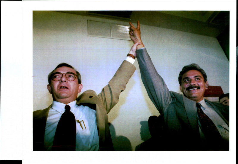 1995 ALBERTO CAR CASTILLO CARDENAS CARLOS TITLE WRITER PRESS PRESIDENT - Vintage Photograph