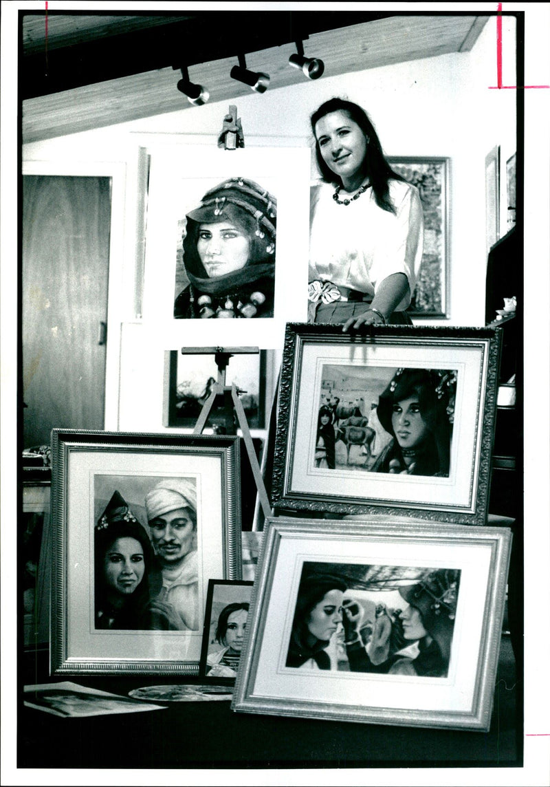 ARTIST SALLY PORCH HAS BEEN COMMISSIONED PAINT HASSAN PORTRAIT KING - Vintage Photograph