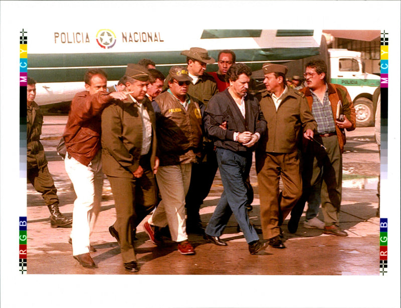 1995 MIGUEL RODRIGUEZ OREJUEL JAVIER CASELLA POLICE WRITER AIRPORT ARMY MEMBERS - Vintage Photograph