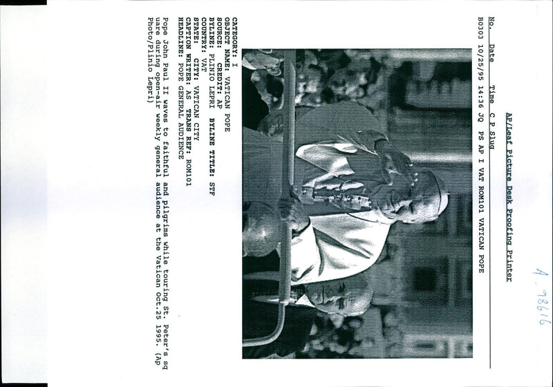 1995 POPE WAVES FAITHFUL AND PILGRIMS WHILE JOHN PAUL AIR WRITER - Vintage Photograph