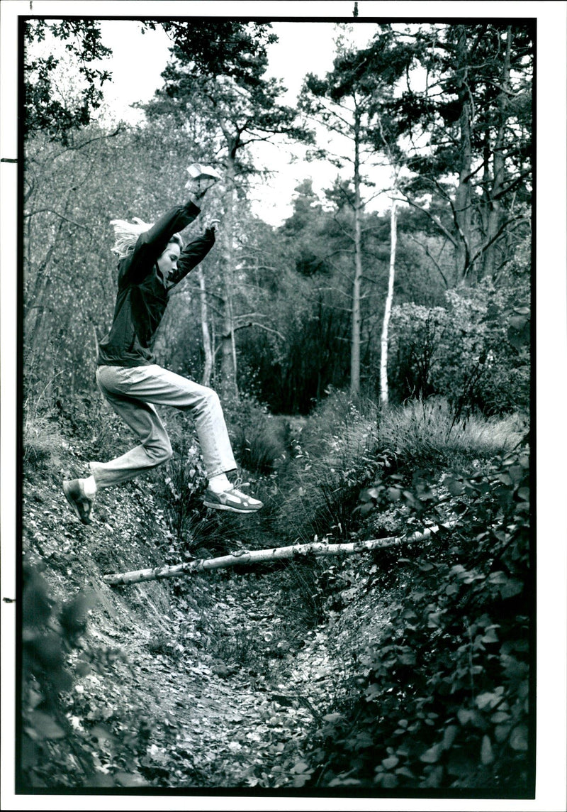 1990 CLARE WHEATCROFT FROM WALLINGFORD JUMPED DITCH DURING YESTERDAYS BRITISH - Vintage Photograph