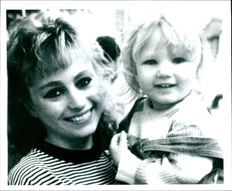 MICHELLE NICHOLSON HER DAUGHTER AMY RUCHOLSON FACES MURDER CHA BECK - Vintage Photograph