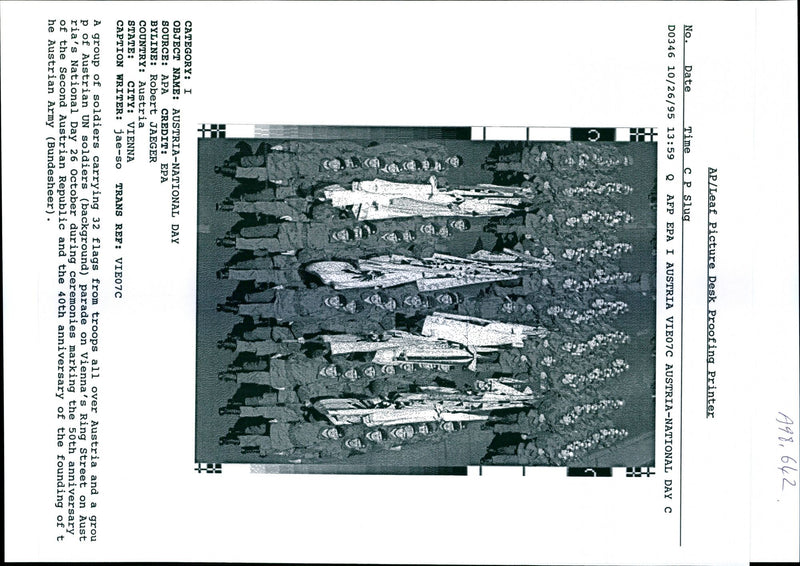 1995 AUSTRIA CELEBRATES ITS NATIONAL DAY OCTOB ROBERT JAEGER WRITER ARMY SECOND - Vintage Photograph