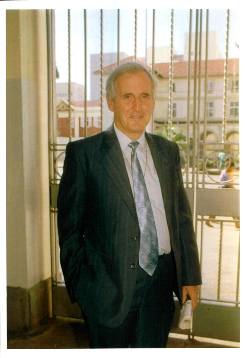 1995 RICHARD MAW GLADWELL SARAH JANE WRITER ARRIVES DIED COUNTRY TITLE - Vintage Photograph