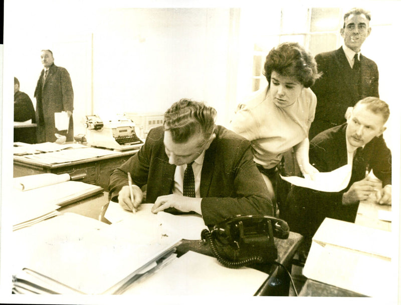 CAPTION INSE MURDER CANNOCI POLICE STATION SOBSST - Vintage Photograph