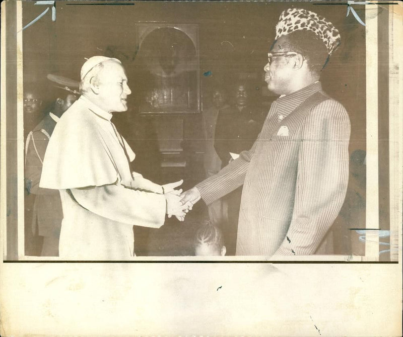 Pope John Paul II shakes hands with Mobutu Sese Seko - Vintage Photograph