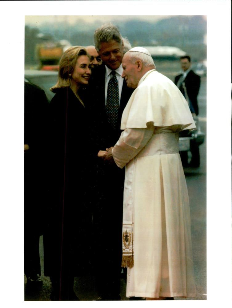 Pope John Paul II bids farewell with President Bill and Hillary Rodham Clinton - Vintage Photograph