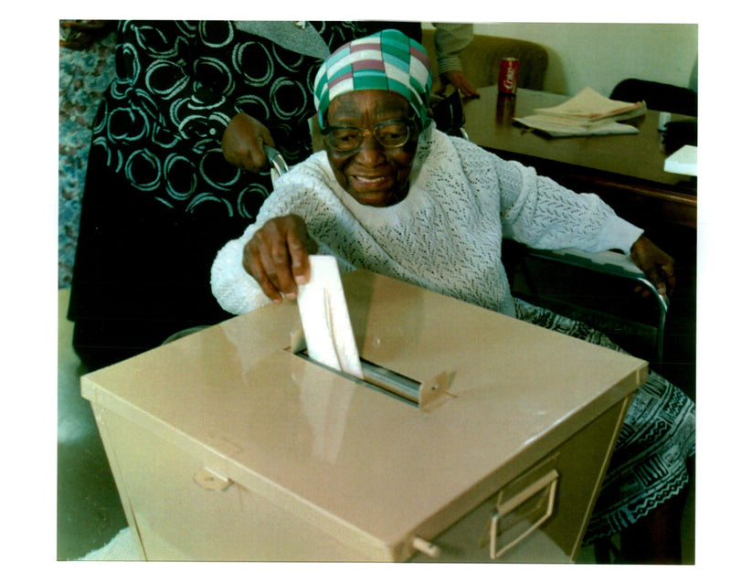 1994 ELDERLY PEOPLE DISABLED AND MEMBERS THE ARME JOHN PARKIN TITLE WRITER - Vintage Photograph