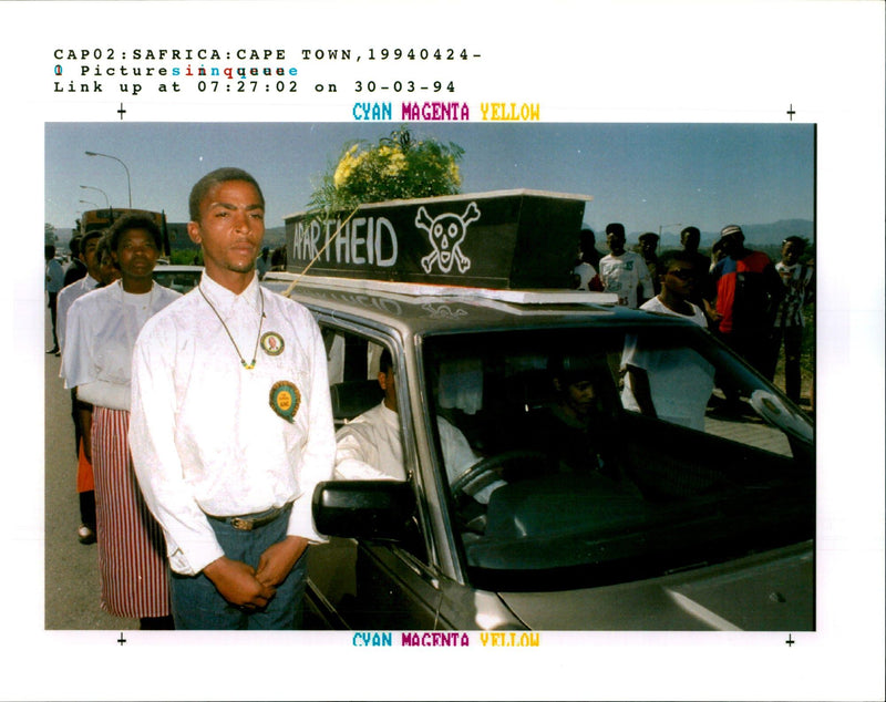 1994 WITH SOUTH AFRICAS FIRST DEMOCRATIC MIKE HUTCHINGS WRITER COUNTRY NATIONAL - Vintage Photograph