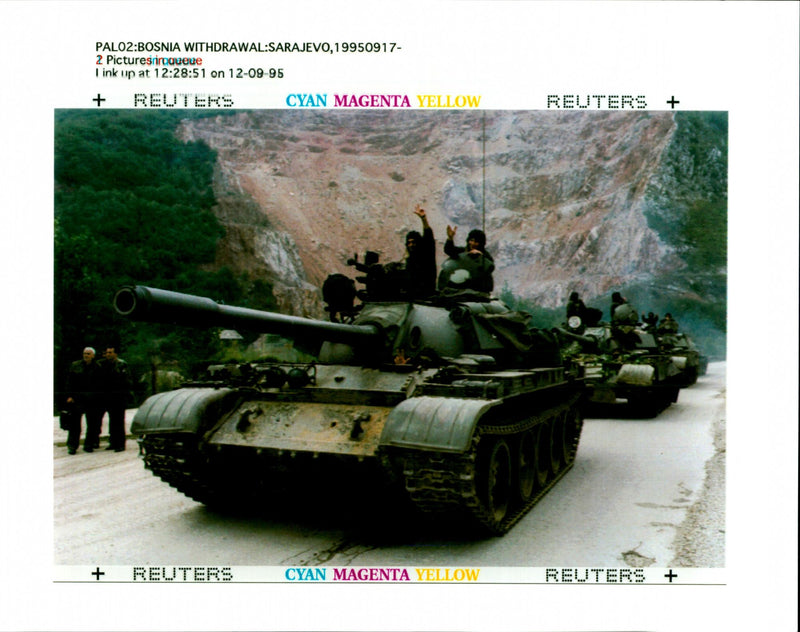 1995 BOSNIAN SERB TANKS HEAD OUT SARAJEV EMIL VAS AIR WRITER CAPITAL COUNTRY - Vintage Photograph