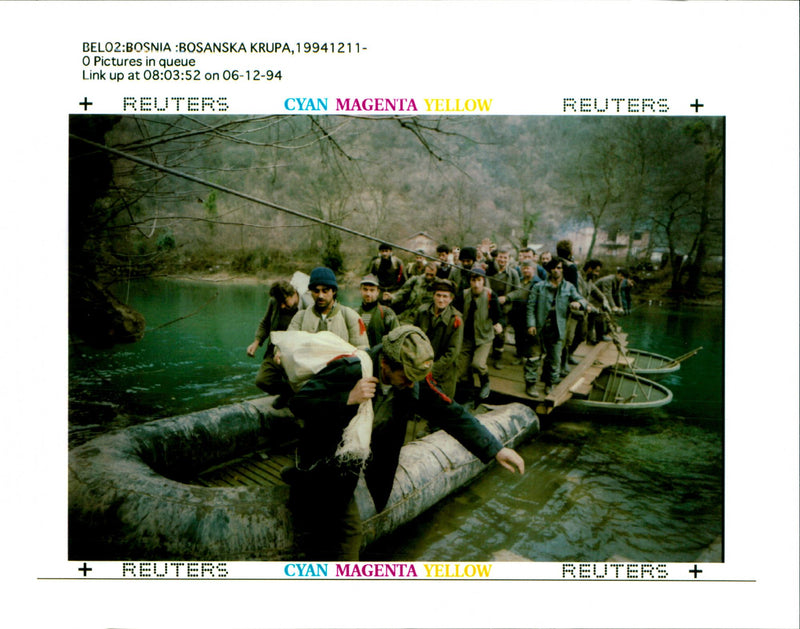 1994 BOSNIAN SERB SOLDIERS CROSS UNA RIVER MAKESHIFT BRIDGE WRITER COUNTRY - Vintage Photograph