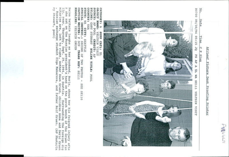 1994 NAINA YELTSIN LAUGHS HER HUSBAND GARY STEWART USA RUSSIAN WRITER SECOND - Vintage Photograph