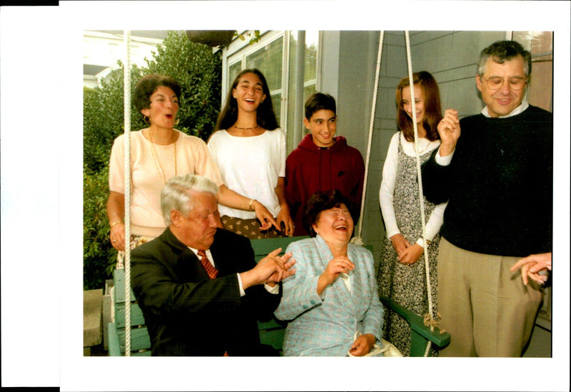 1994 NAINA YELTSIN LAUGHS HER HUSBAND GARY STEWART USA RUSSIAN WRITER SECOND - Vintage Photograph