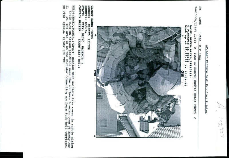 1994 BOSNIAN SERB SOLDIERS TAKE COVER RUBBLE AIMING REUTER WRITER COUNTRY - Vintage Photograph