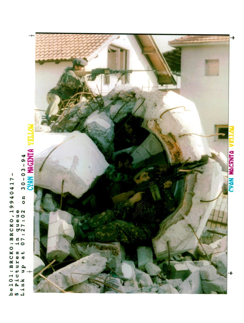1994 BOSNIAN SERB SOLDIERS TAKE COVER RUBBLE AIMING REUTER WRITER COUNTRY - Vintage Photograph